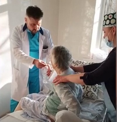 У Чорноморську провели складну операцію 99-річній жінці з відновлення суглобів